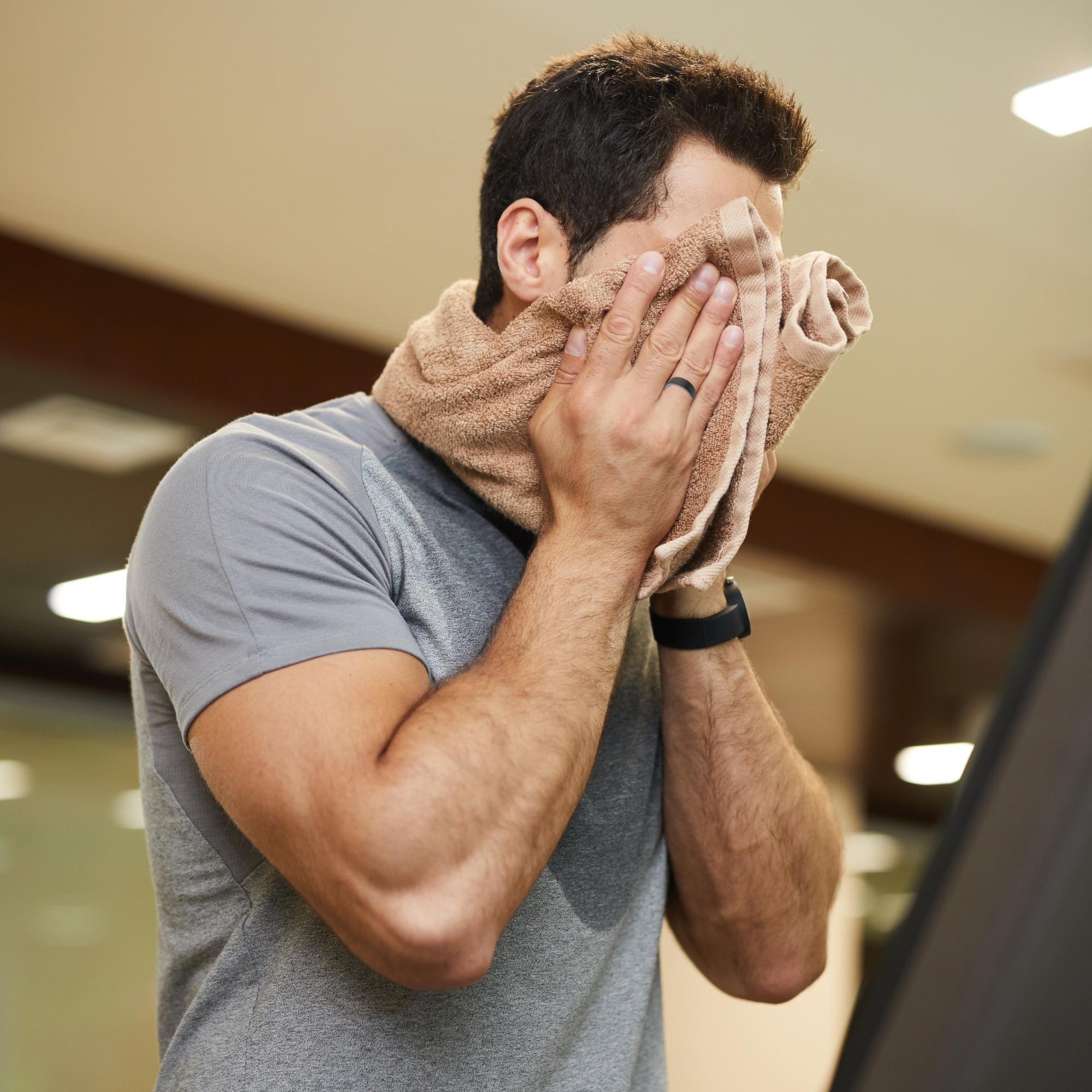 How to prevent our fingers from sweating